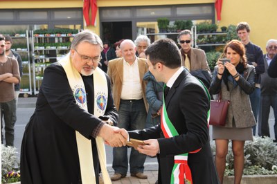 Stretta di mano fra il Sindaco e il Parroco