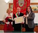 Consegna dell'attestato di matrimonio